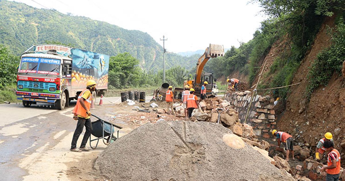 मुग्लिन-मलेखु सडक स्तरोन्नति २५ प्रतिशत मात्र प्रगति, असारसम्म १६ किलोमिटर कालोपत्र गर्ने लक्ष्य