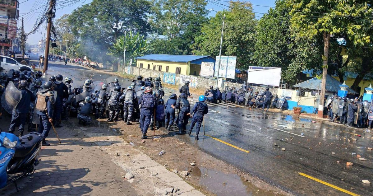 रास्वपा कार्याकर्ता र प्रहरीबीच झडप हुँदा १६ जना घाइते