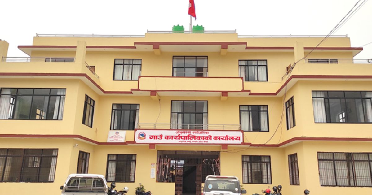 पशु क्षति भएका कृषकलाई १० लाख राहत वितरण गर्दै आँबुखैरेनी गाउँपालिका