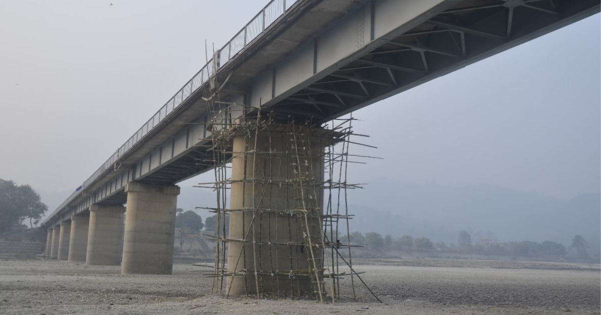 वाग्मती पुलको बिम चर्किएपछि मर्मत थालियो