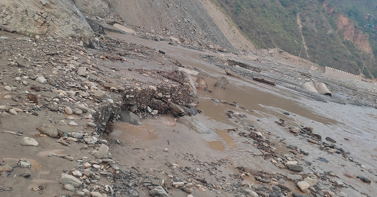 अवरुद्ध बिपी राजमार्ग १६ घण्टापछि सञ्चालनमा
