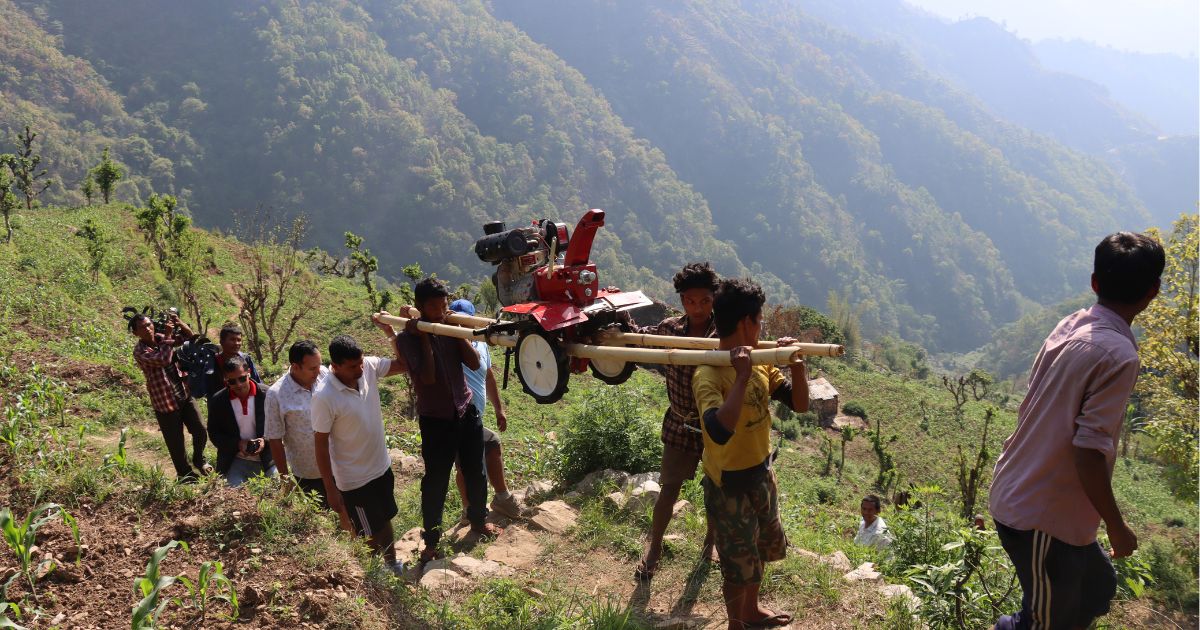 दुई घण्टा बोकेर कान्दामा पुग्यो हाते ट्रयाक्टर, चेपाङ समुदाय हर्षित