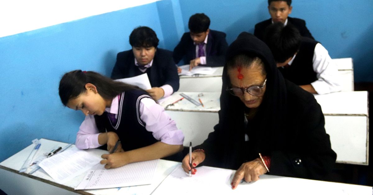 कक्षा १२ को परीक्षामा ७३ वर्षीया हजुरआमाको सहभागिता