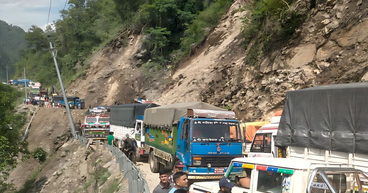 पहिरोले कर्णाली राजमार्ग अवरुद्ध, स्याउ बोकेका गाडी सडकमै थन्किँदा व्यापारी मर्कामा