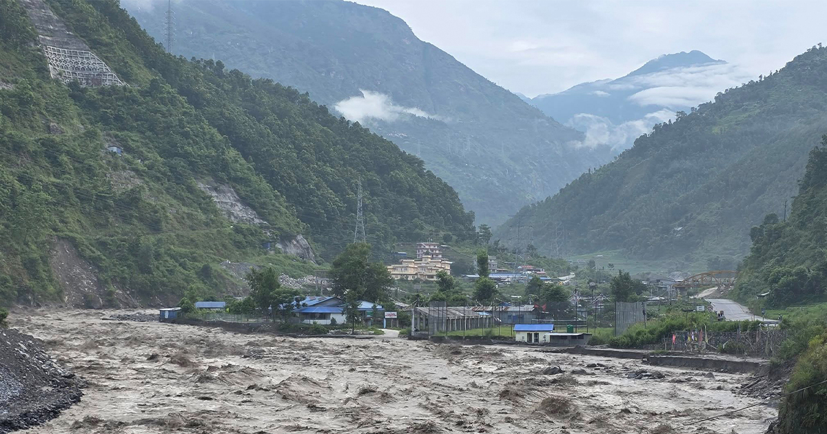 भोटेकोशी बाढीको वितण्डा : अर्बौंका सामान र २५० कन्टेनर बगाएपछि चाडपर्वको मुखमा व्यवसायी संकटमा