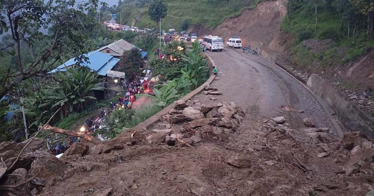 अविरल वर्षा, पहिरो र बाढीका कारण देशभरका प्रमुख राजमार्ग अवरुद्ध