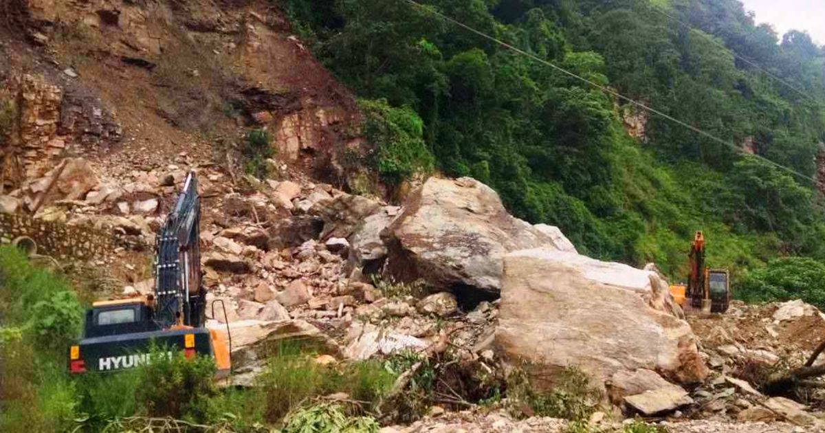 लेदोसहितको पहिरोले कालीगण्डकी कोरिडोर अवरुद्ध, बागलुङको दक्षिण क्षेत्रमा यातायात ठप्प