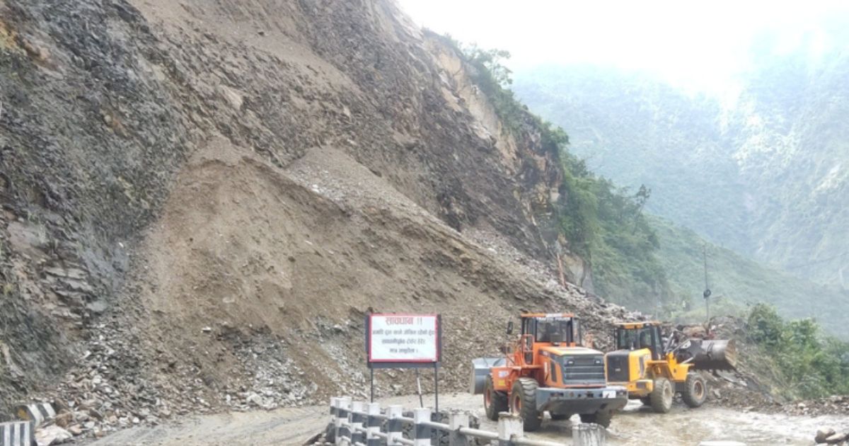 पहिराले पृथ्वी राजमार्ग अवरुद्ध, चितवनतर्फको सडक खुले पनि धादिङतर्फ अझै बन्द