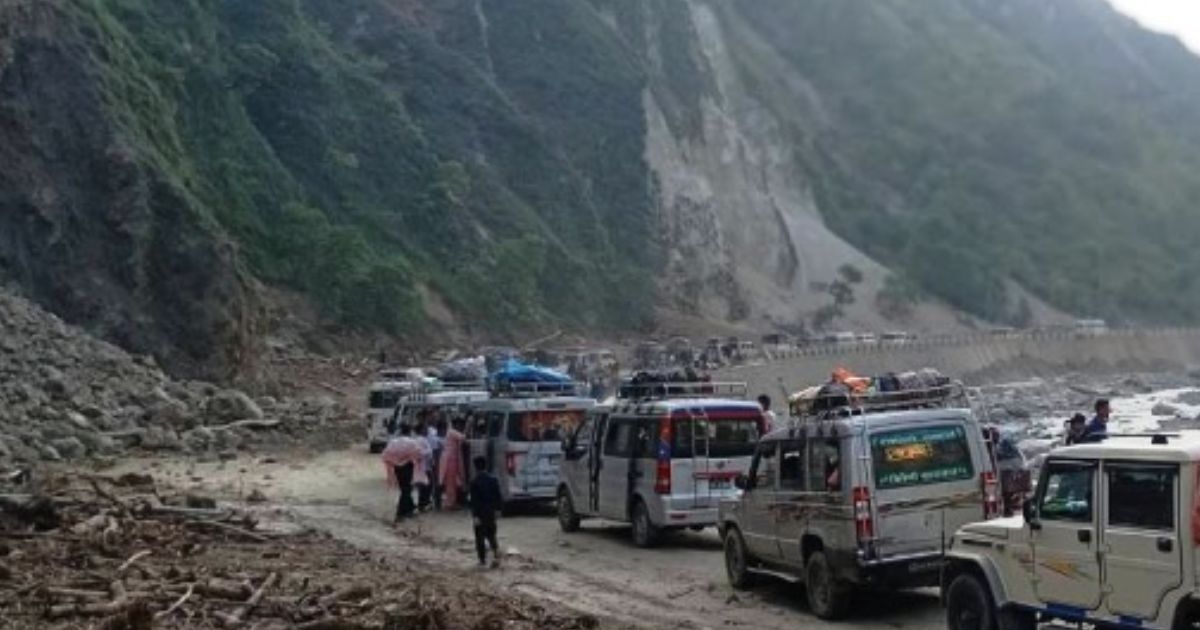रोशी खोलामा पानीको बहाब बढेपछि बिपी राजमार्गमा सवारी आवागमन बन्द