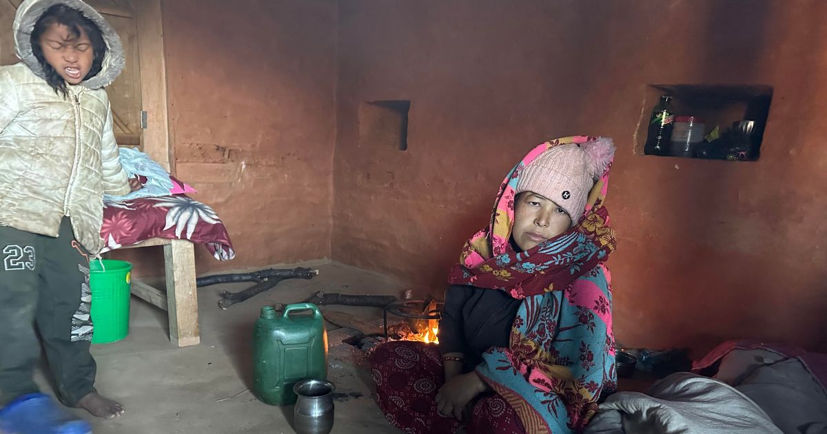 दैलेखको विकटता : गर्भवतीलाई स्ट्रेचरमा लैजान पुरुष पाइन्न, महिला स्वयंसेविका कै भरोसा