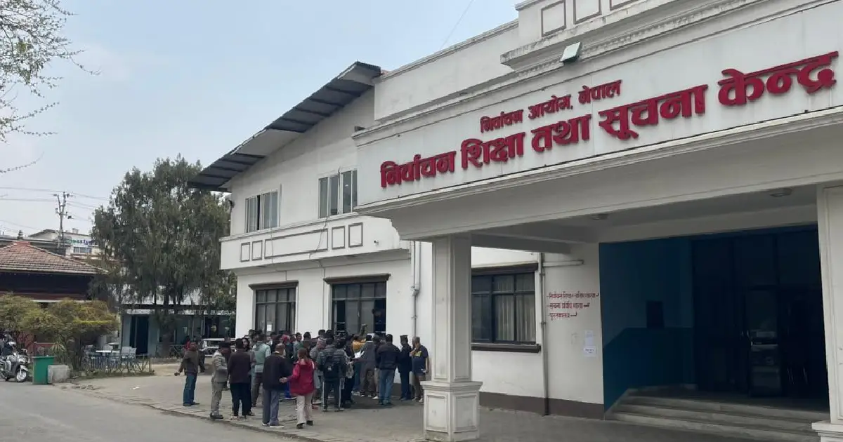 निर्वाचनका लागि सवारी पास लिन आयोगमा उम्मेदवारका प्रतिनिधिको भीड