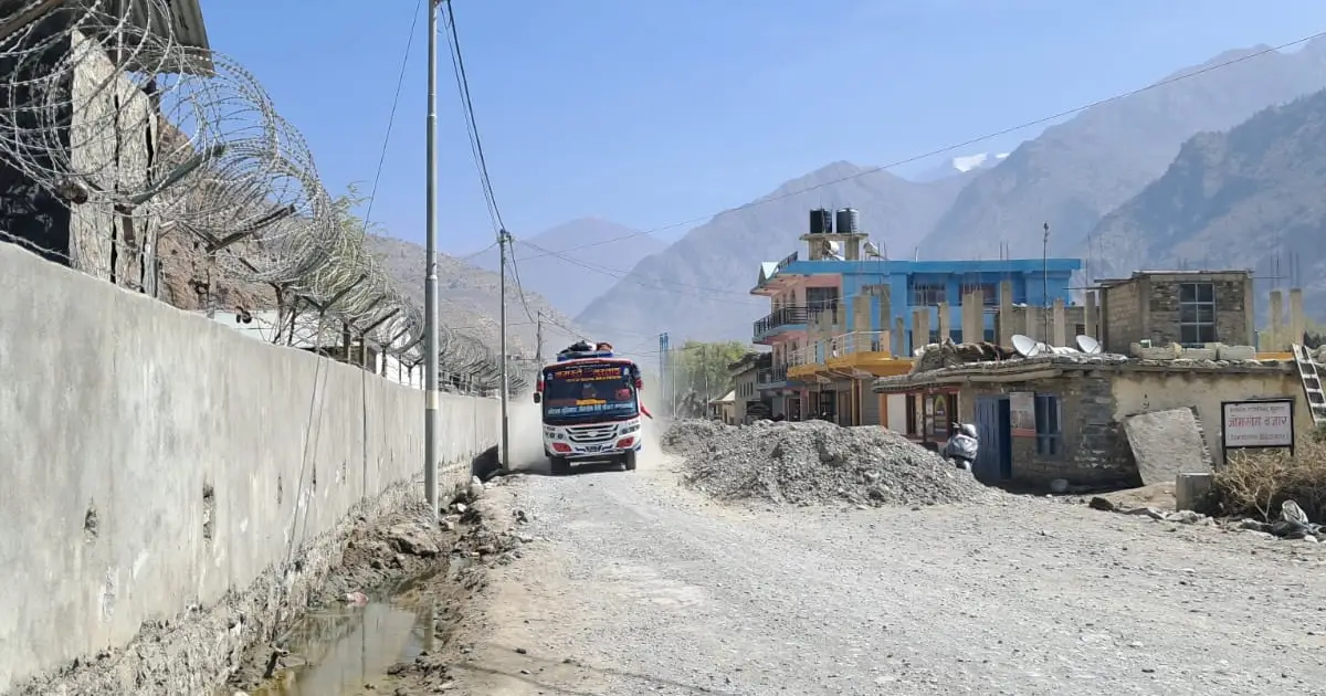 मुस्ताङको कोवाङ-जोमसोम सडक फेरि अलपत्र, ८ वर्षमा पनि सकिएन १७ किमी कालोपत्र