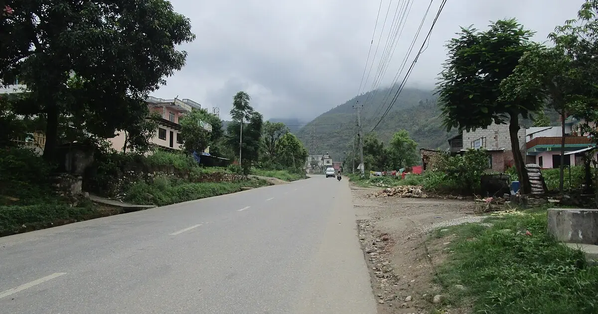 ठेकेदारको लापरबाही कि प्राधिकरणको ढिलाइ ? पृथ्वी राजमार्ग विस्तारमा करिब १०० पोल सार्ने काम अझै बाँकी