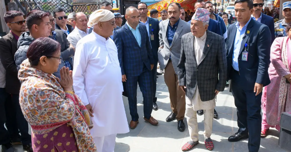 एमाले अध्यक्ष ओलीलाई भेट्न बालकोट पुगे राष्ट्रपति, पितृशोकमा प्रकट गरे समवेदना