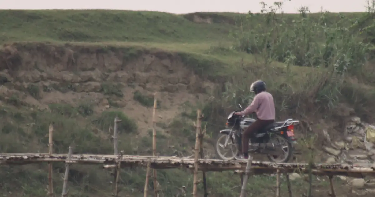 मर्चवारवासीको जोखिमपूर्ण यात्रा : दानव नदीमा पक्की पुल नहुँदा बाँसको पुल र ‘जिउका’कै भर