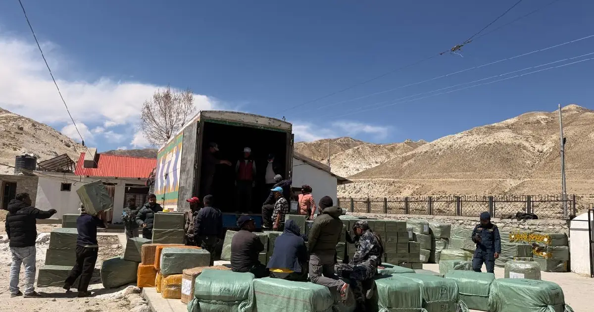 बाढीले रसुवागढी सडक ध्वस्त : दसैँ-तिहारका लागि कोरला नाका प्रयोग गरी ४०० कन्टेनर नेपाल ल्याइँदै