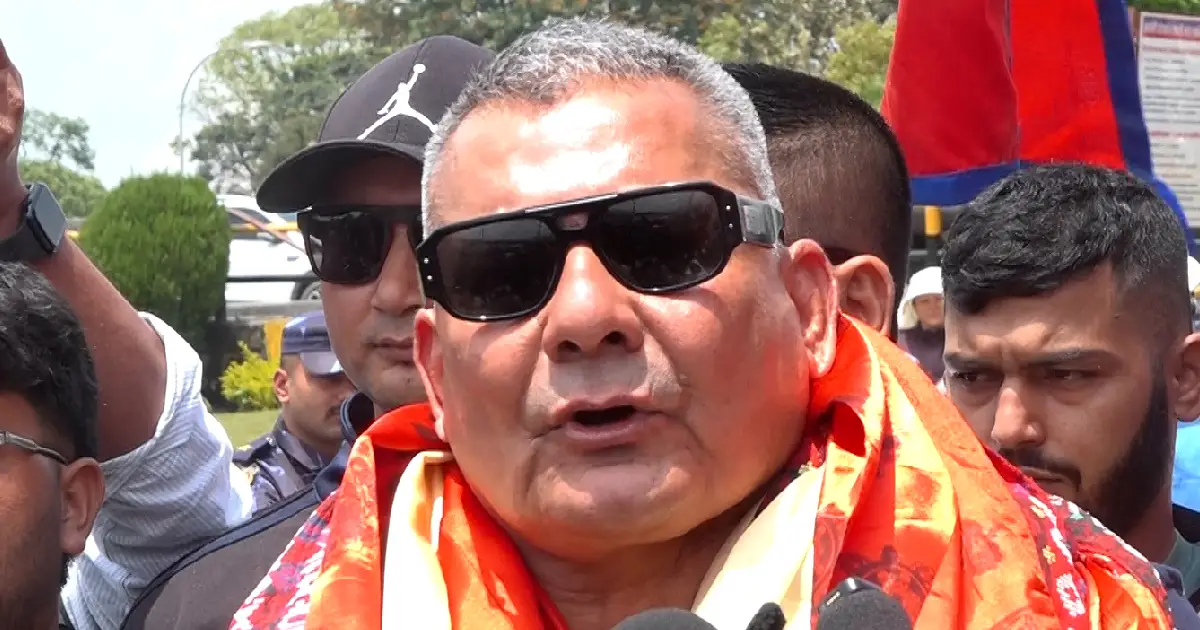 निषेधित क्षेत्रमा पत्रकार सम्मेलन गर्न खोजेपछि दुर्गा प्रसाईंलाई प्रहरीले पुर्‍यायो घर