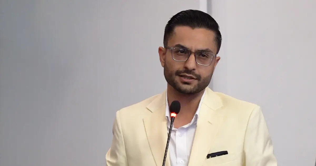 शिक्षामन्त्री सस्मित पोखरेलको उपस्थितिमा कन्सल्टेन्सी व्यवसायीहरूसँग छलफल गरिँदै
