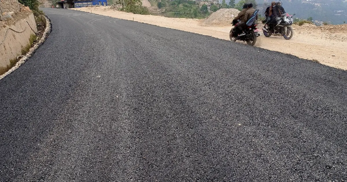 अरनिको राजमार्ग स्तरोन्नतिमा ‘बिटुमिन’ अभाव, दुई महिनादेखि काम प्रभावित