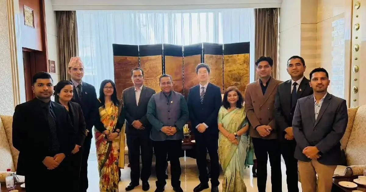 परराष्ट्रमन्त्री शिशिर खनाल चार दिने भ्रमणका लागि बेइजिङमा, आजै समकक्षी वाङ यीसँग वार्ता हुँदै