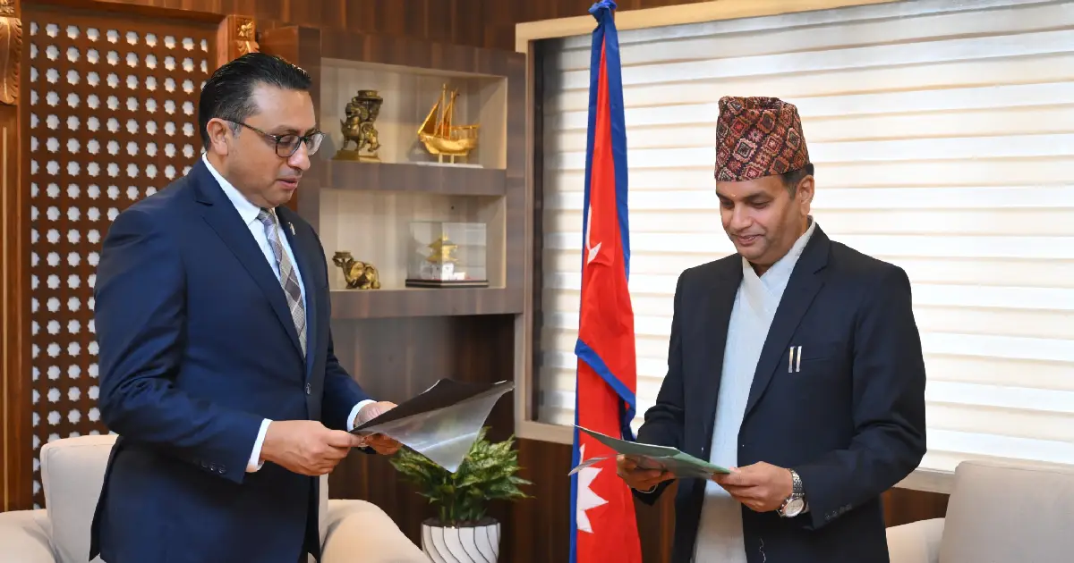 नवनियुक्त धितोपत्र बोर्ड अध्यक्ष भट्टले लिए शपथ, लोभ र प्रलोभनमा नपर्न अर्थमन्त्रीको निर्देशन