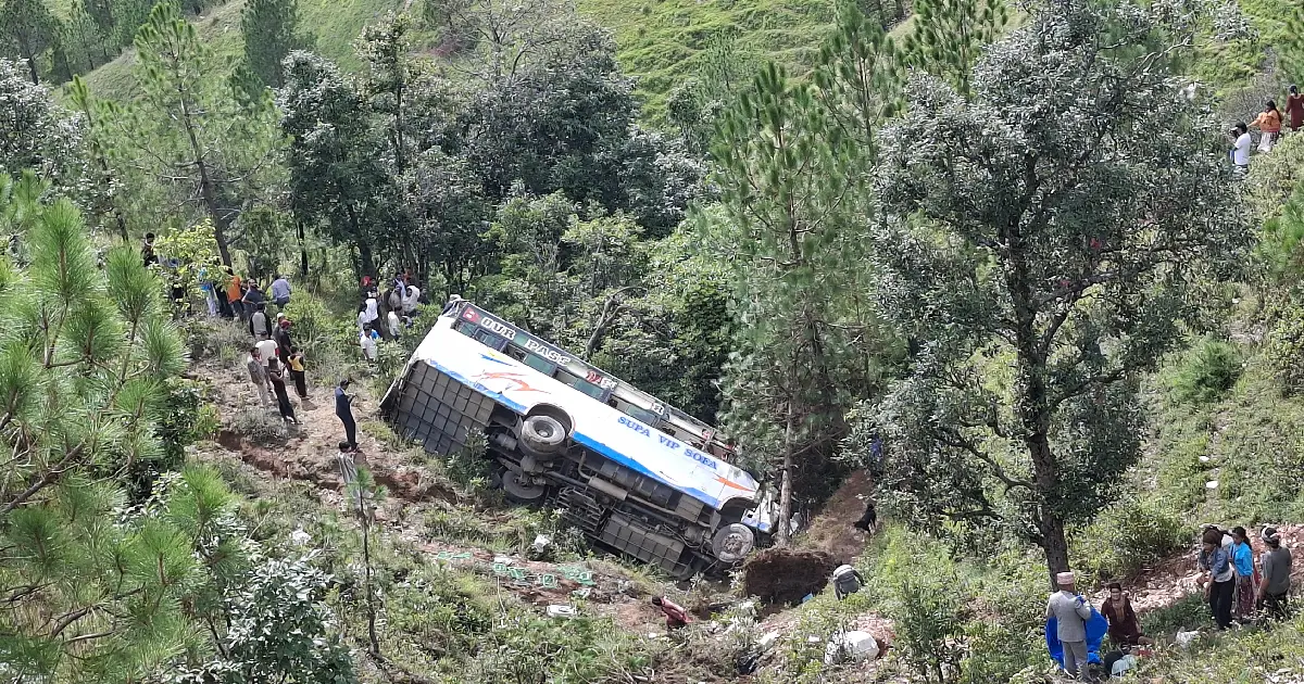 बैतडीको पाटनमा बस सडकबाट १०० मिटर तल खस्यो, १७ जना घाइते