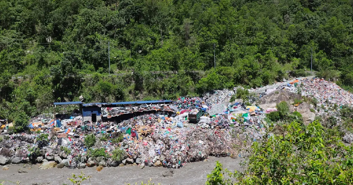जग्गा खोजीमै अड्कियो बेनीको ‘ल्याण्डफिल साइट’ योजना, दुई दशकदेखि नदी किनारमै फोहोर विसर्जन