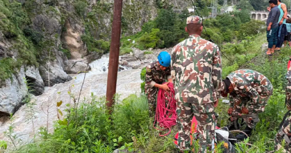 भोटेकोसी दुर्घटना स्थल पुगे गृहमन्त्री, बेपत्ता सविन तामाङको खोजीमा १० वटा ड्रोन परिचालन