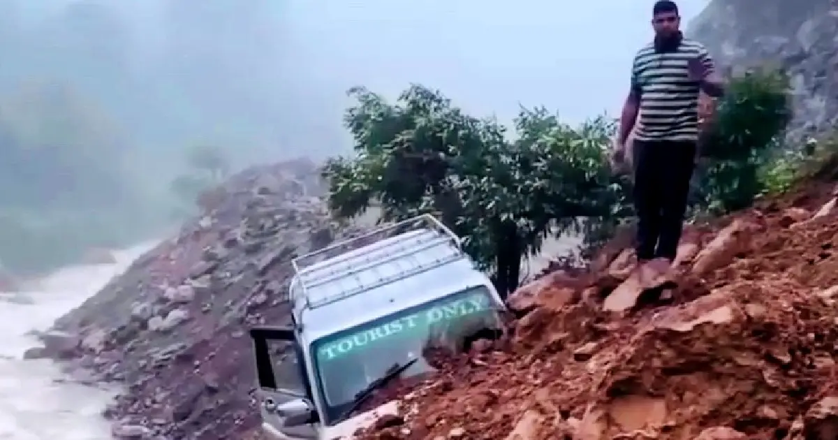 बर्खायाममा सडक विस्तार गर्दा ढोरपाटन जाने यात्रु र पर्यटकलाई सास्ती