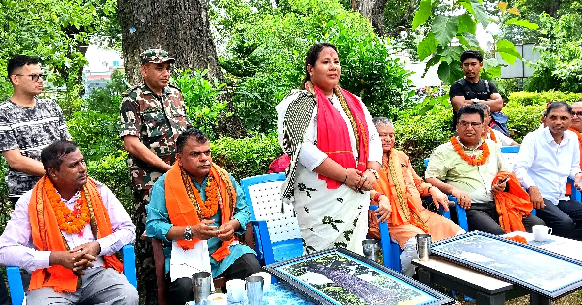 प्राङ्गारिक मलको प्रयोग बढाउन आग्रह गर्दै किसानको खेतबारीमै पुगिन् कृषिमन्त्री गीता चौधरी