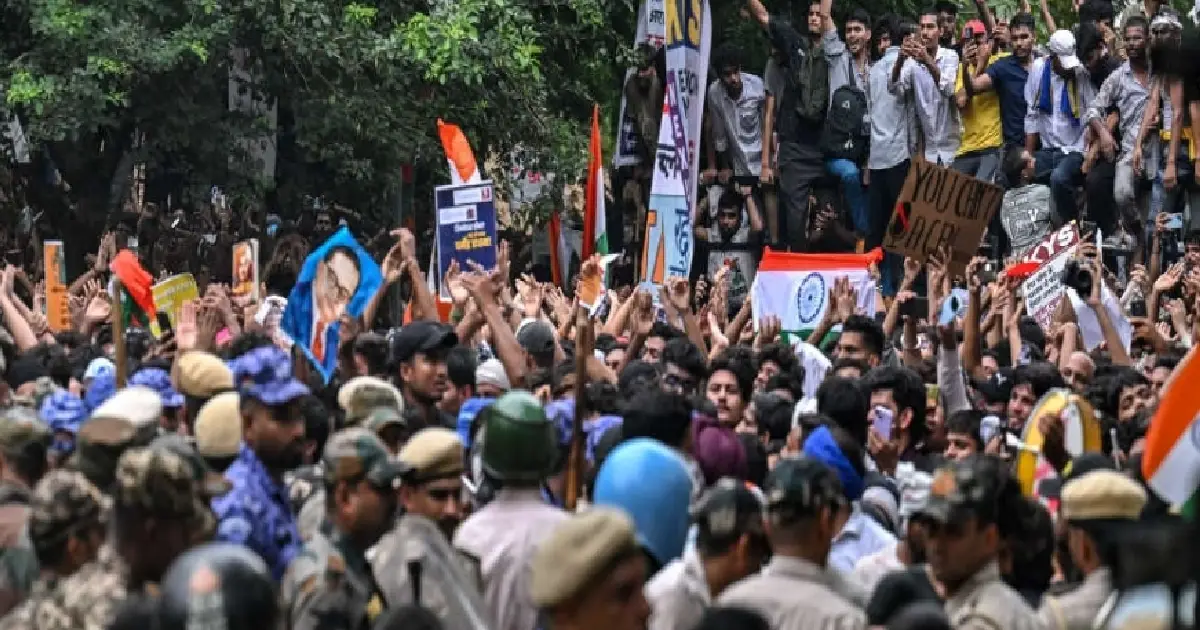 भारतीय शिक्षामन्त्रीको राजीनामापछि पनि साम्य भएन आन्दोलन, पक्राउ परेका विद्यार्थीको रिहाइको माग