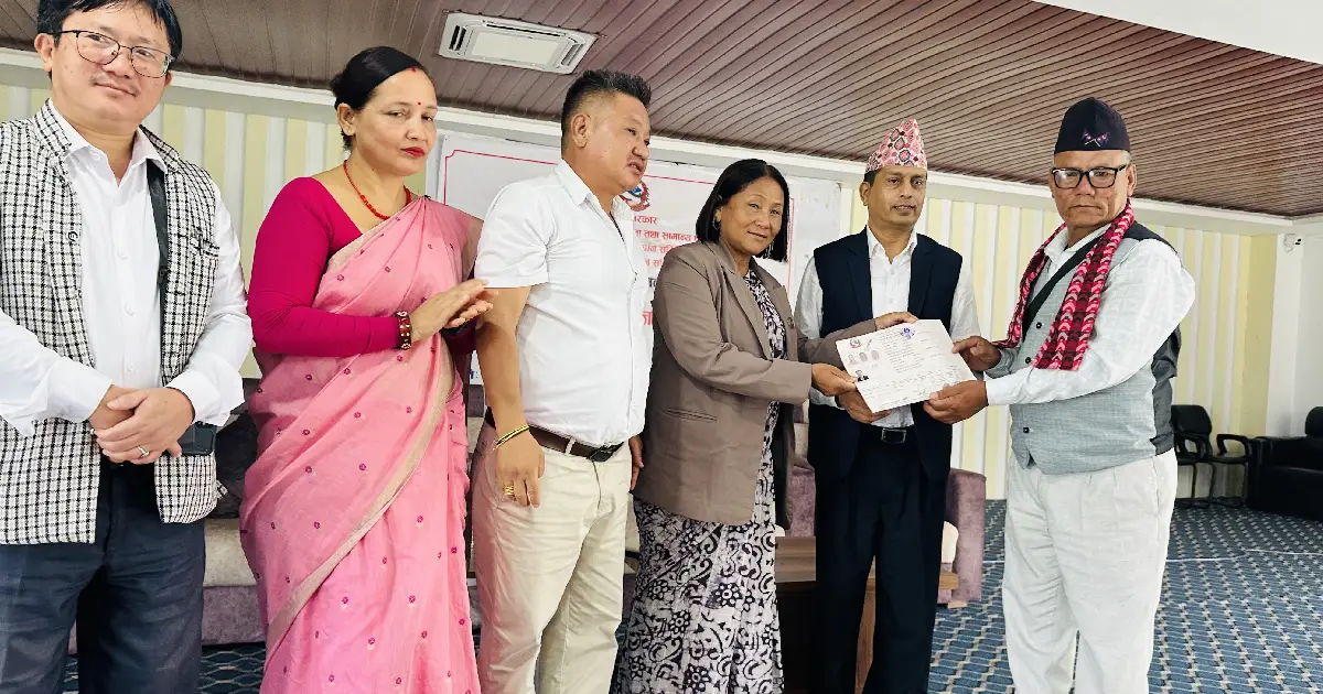 झापामा सुकुम्बासी र अव्यवस्थित बसोबासीलाई धनीपुर्जा वितरण तीव्र, बिदाका दिनमा पनि काम जारी