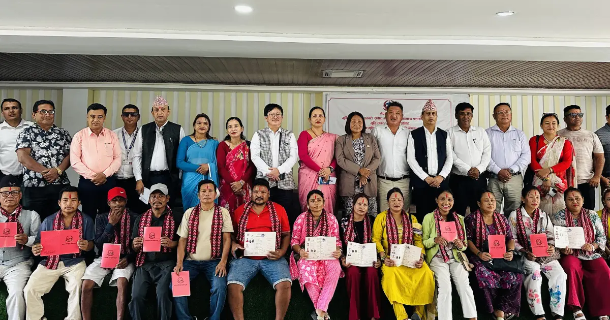 सांसद इन्दिरा रानाले बाँडिन् अर्जुनधारामा लालपुर्जा, वडा नं ११ का १७ परिवार लाभान्वित