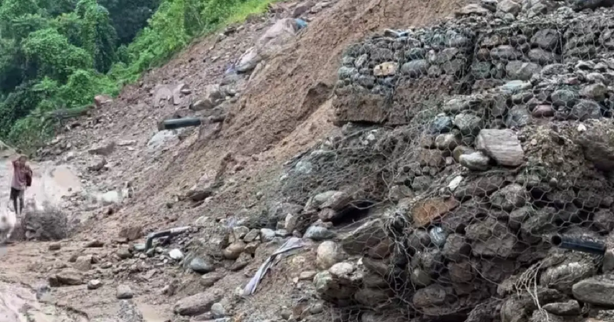 लगातारको वर्षा, बाढी र पहिरोले ७ जिल्लाका प्रमुख सडक पूर्ण रूपमा अवरुद्ध