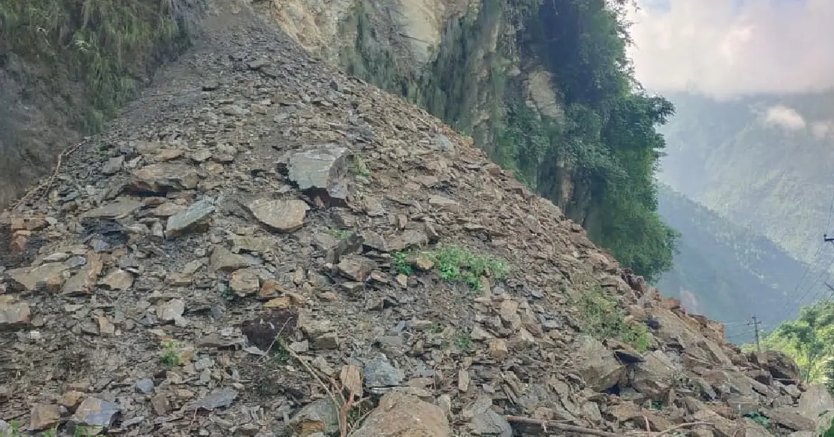 मुग्लिन नजिकै ठूलो पहिरो खस्दा सडक अवरुद्ध, पहिरो खसिरहेकाले पन्छाउन कठिनाइ