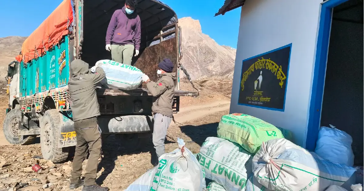मुस्ताङबाट संकलन गरियो २२ हजार केजी फोहोर, ट्रकमा राखेर पोखरा पठाइयो