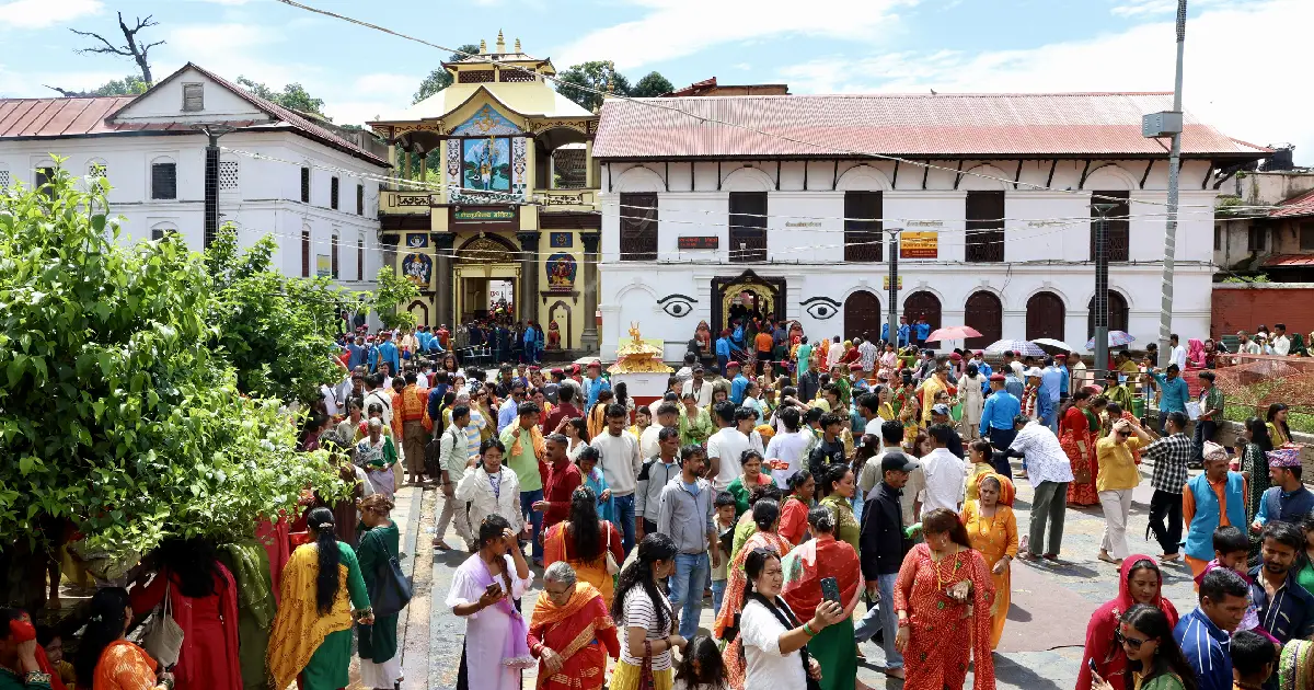 पशुपतिनाथमा बिहानैदेखि शिवभक्तहरूको घुइँचो, विशेष पूजाका लागि ३ हजार १०० र ७ हजार ५०० को रसिद