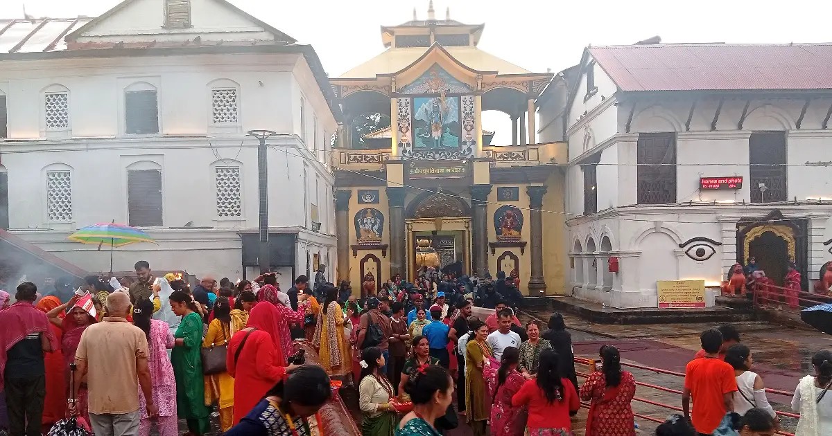 साउनको दोस्रो सोमबार : बिहानैदेखि पशुपतिनाथसहित देशभरका शिवालयमा भक्तजनको लर्को