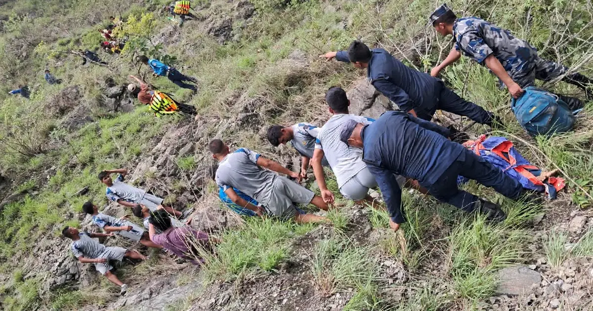 कर्णाली नदीमा फोर्स गाडी पुरै डुब्दा उद्धारमा कठिनाइ, खोजीका लागि सुर्खेतबाट गोताखोर टोली प्रस्थान