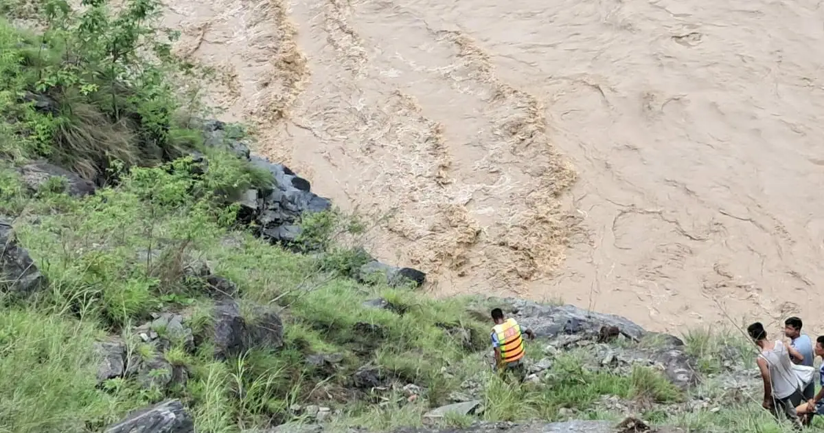 कर्णाली राजमार्गमा गाडी नदीमा खस्यो : १४ जना सवार रहेको अनुमान, एक जनाको शव फेला