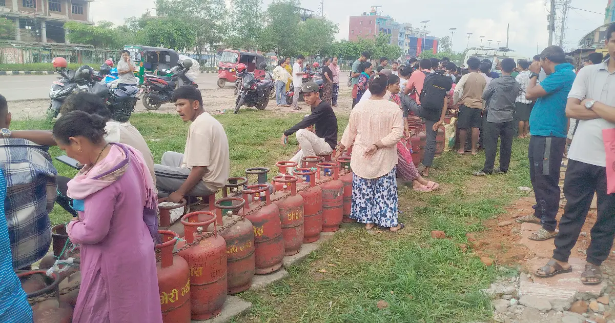 सुर्खेतमा एलपी ग्यासको चरम सास्ती : राति २ बजेदेखि लाइन, दुई दिन कुर्दा पनि खाली हात