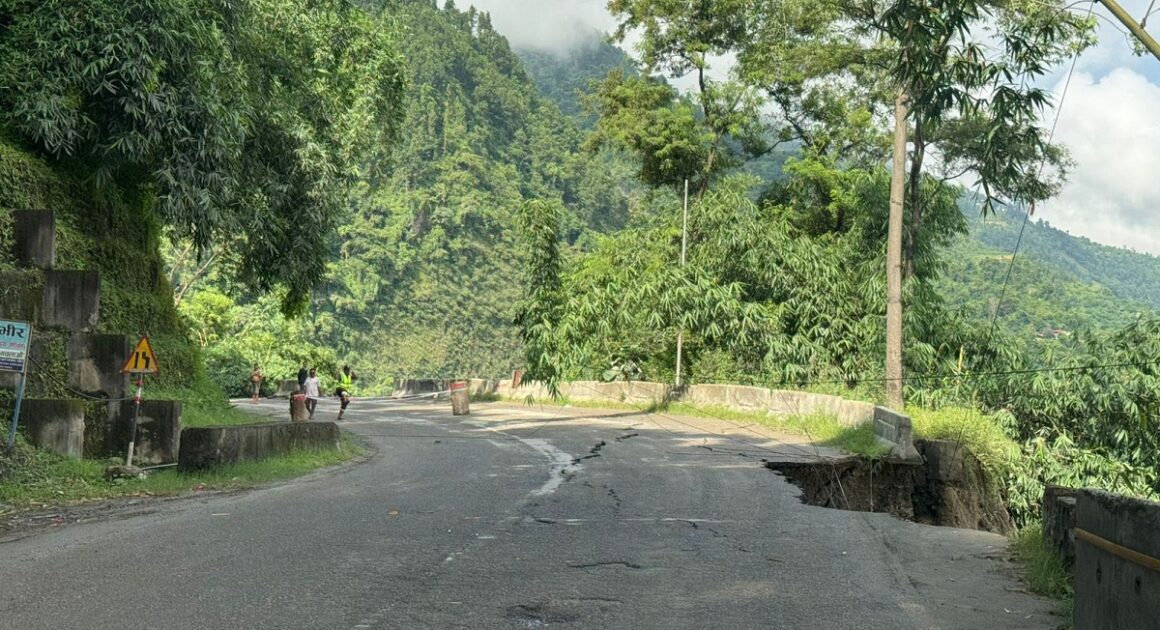 सडक भासिएपछि कृष्णभीरमा वैकल्पिक मार्ग प्रयोग
