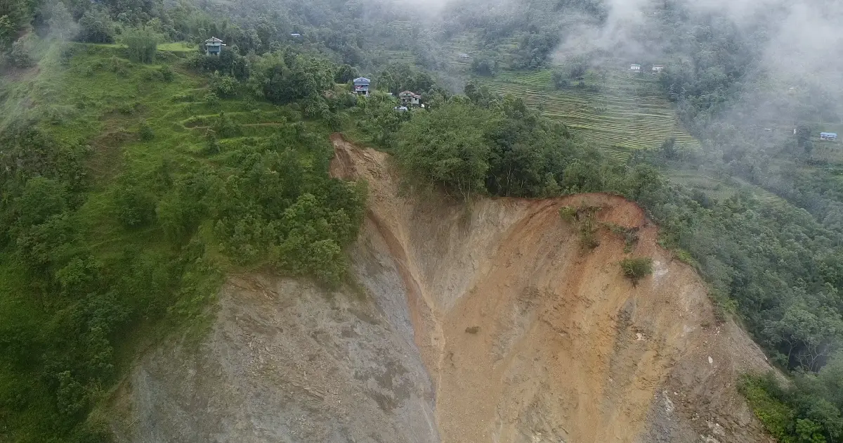 ओखलढुंगाको डाँडाखर्कमा दुई दशकदेखि निरन्तर पहिरो, सिंगो बस्ती नै विस्थापनको संकटमा