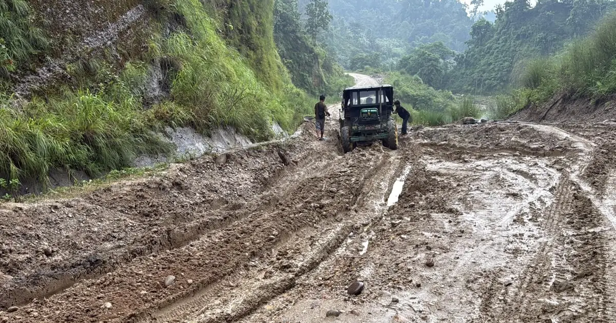 अविरल वर्षाले सडक क्षतिग्रस्त भएपछि माङसेबुङमा ट्रक र टिपर गुडाउन प्रतिबन्ध