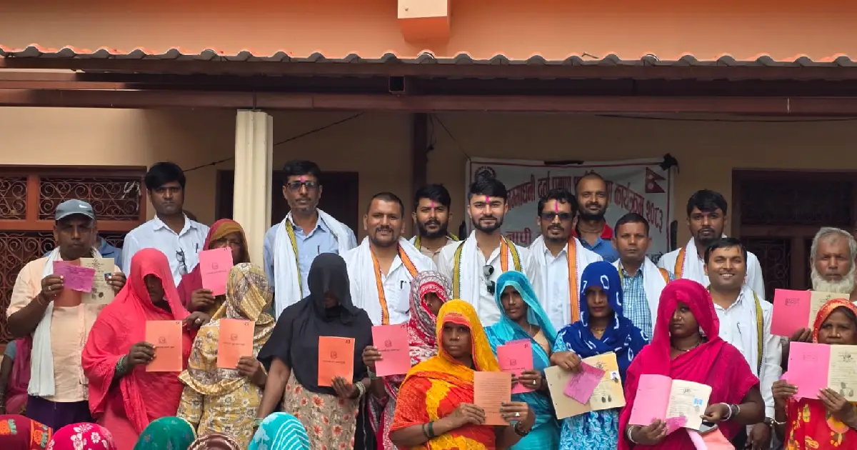 १० वर्षपछि धनुषाका ५७ परिवारले पाए लालपुर्जा