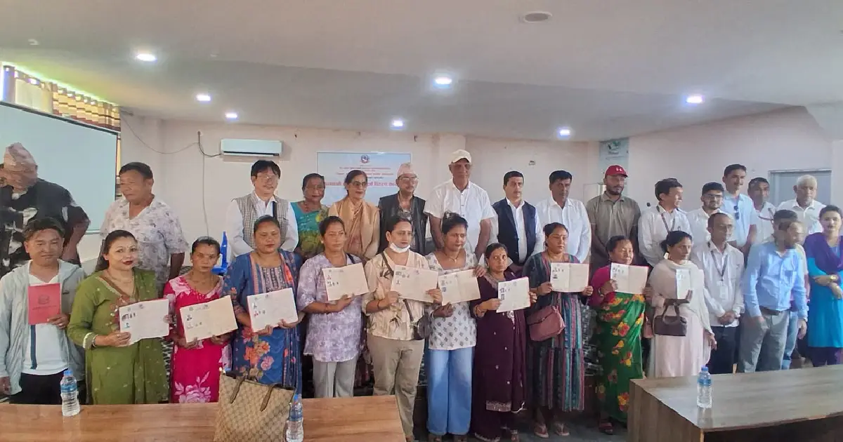 झापाको कनकाईमा १३ परिवारलाई लालपुर्जा वितरण, लामो समयपछिको पर्खाइ सकियो