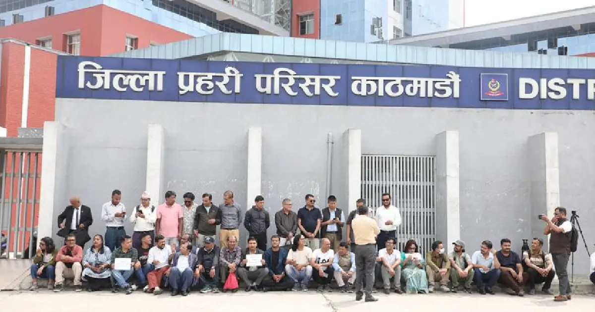 पत्रकार किशोर श्रेष्ठलाई पक्राउ गरेकोमा महासंघको विरोध, तत्काल रिहा गर्न माग गर्दै धर्ना