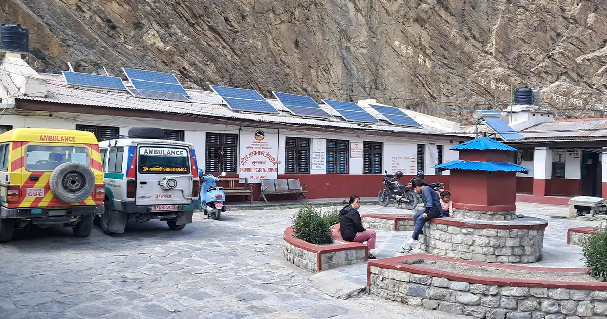 मुस्ताङ प्रदेश अस्पतालको एम्बुलेन्स आफैँ ‘बिरामी’, १५ वर्ष पुरानो गाडी बिग्रिएर थन्किँदा बिरामी सास्तीमा