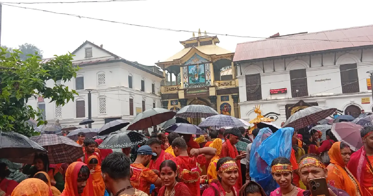 पशुपतिनाथमा बिहान ३ बजेदेखि नै चारै ढोका खुला, साउनको अन्तिम सोमबार जल चढाउनेको ओइरो