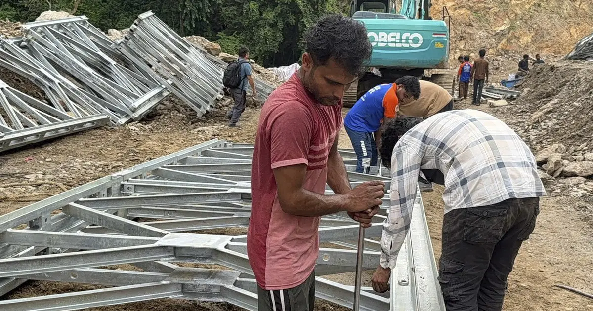 इलामको पुवाखोलामा २३० फिट लामो बेलिब्रिज जडान सुरु, दुई साताभित्र सञ्चालनमा ल्याइने